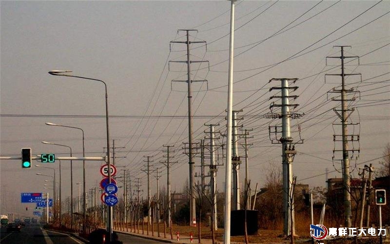 電線桿支點(diǎn)兩邊面使用木墊塞牢，綁扎結(jié)實，避免翻滾、跳動和磕碰，重心要平穩(wěn)，裝車完成后使用鋼絲繩系緊